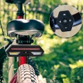 Lokalizator GPS w lampce do roweru hulajnogi bez abonamentu aplikacja
