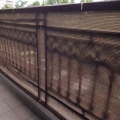 Mata maskująca na balkon 90 x 300 cm osłona balkonowa mata siatka cieniująca brązowa